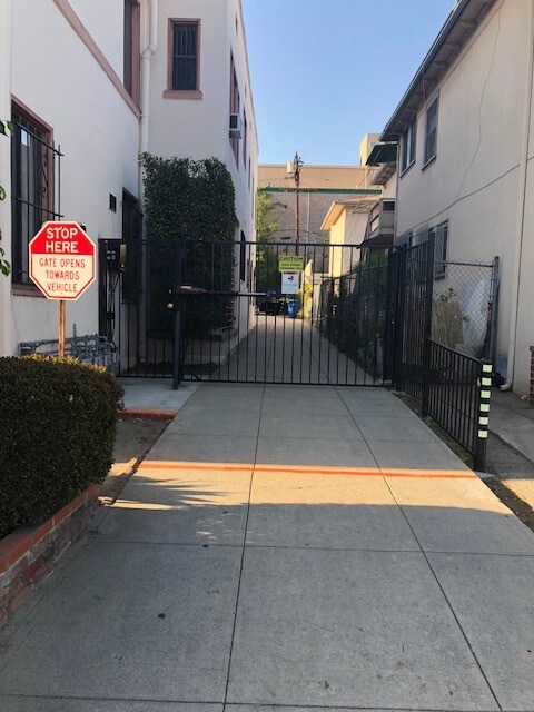 Foto del edificio - 5909 Carlton Way