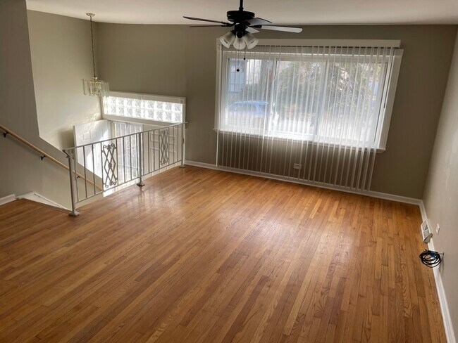 Building Photo - 16408 Honore Ave