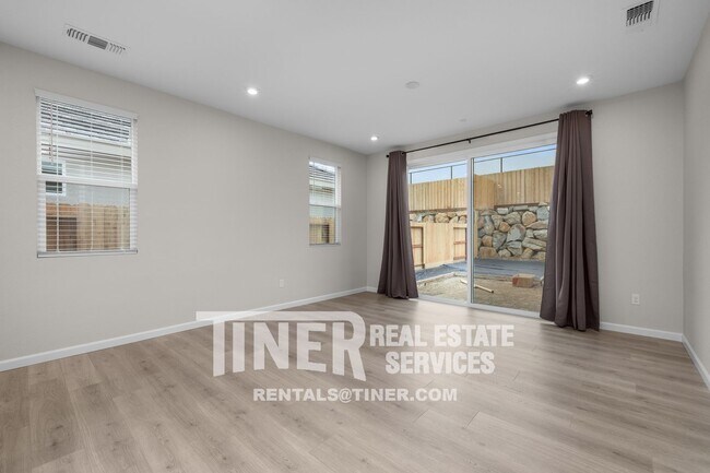 Foto del edificio - Modern new build 4 bedroom 2 bath in Sacra...