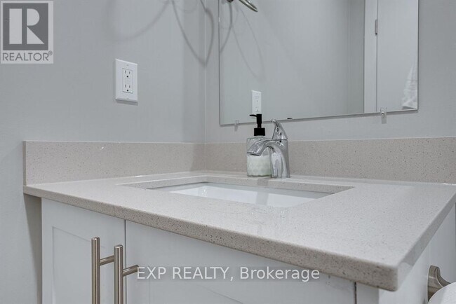 Building Photo - 104 Wellington St N