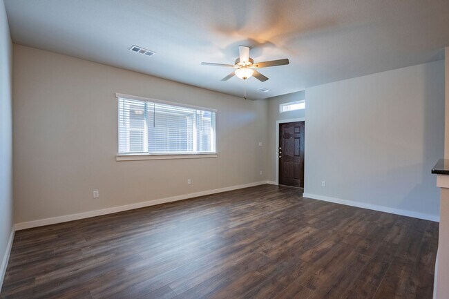 Building Photo - AVAILABLE NOW! GORGEOUS 3 BEDROOM DUPLEX L...