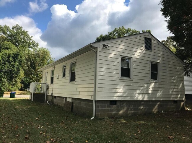 Foto del edificio - 3 bedroom house on quiet dead end! All ele...