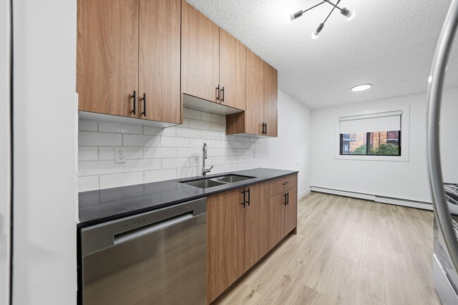 Building Photo - Lakewood Manor