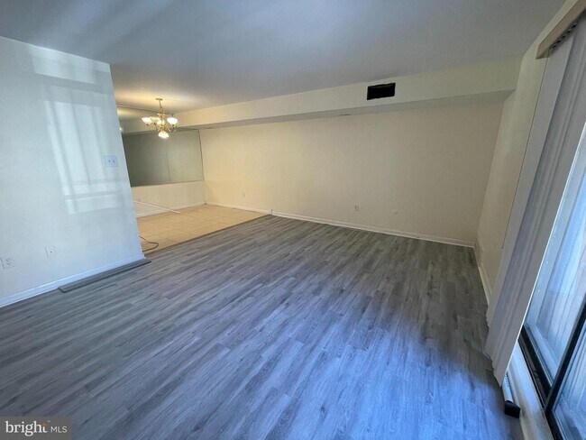 Building Photo - 3750 Clarendon Ave