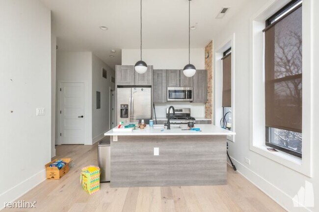 Building Photo - 3059 W Diversey Ave