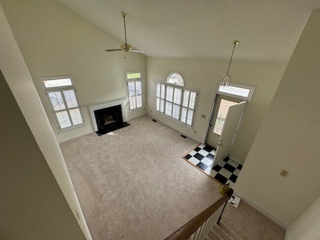 Building Photo - 3 bedroom 2.5 bath house for rent!