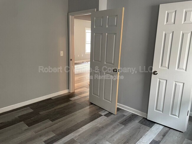 Foto del edificio - 689 Winchester Ave