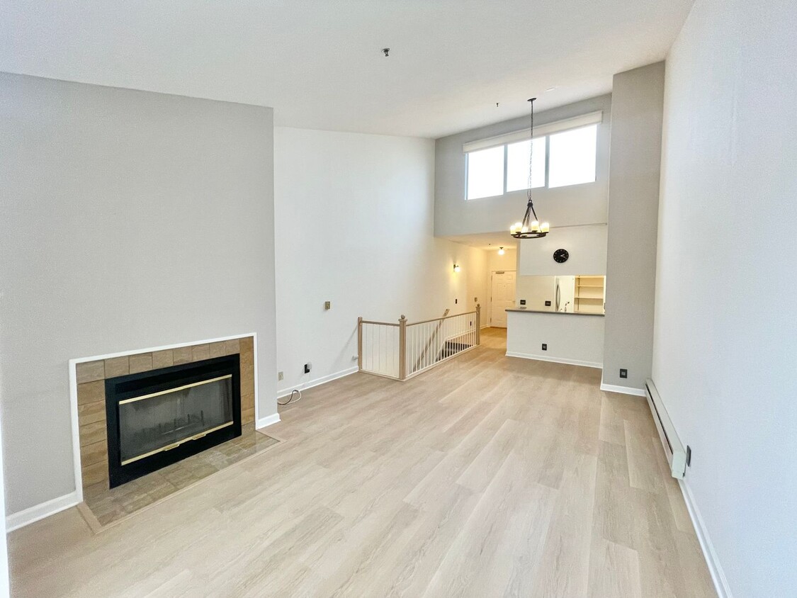 Foto principal - 2BR/2BA Urban Chic Townhome Condo! 1084SqF...