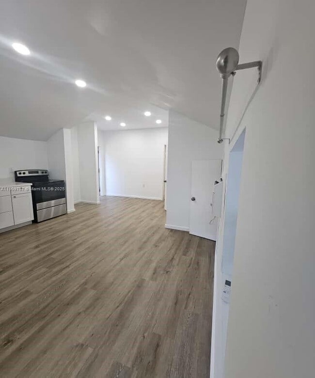 Building Photo - 1008 N 18th Ct