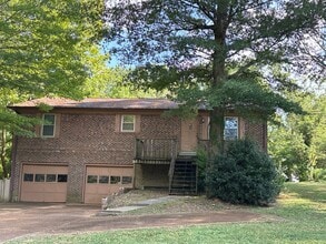 Building Photo - 552 Desha Dr