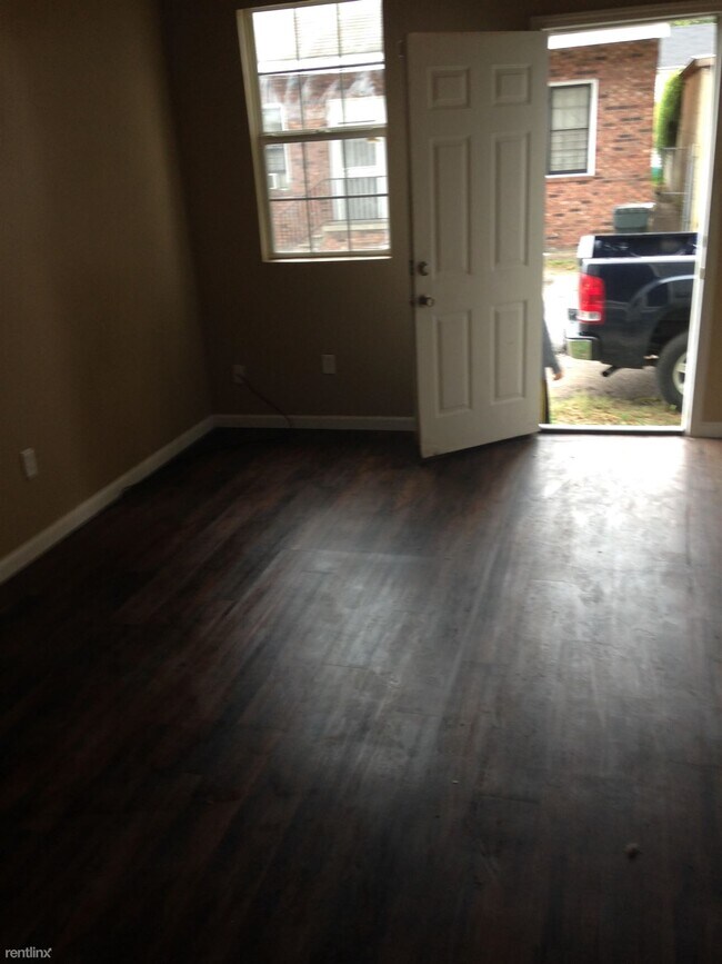 Building Photo - 1 br, 1 bath Duplex - 8825 Plum Street 2