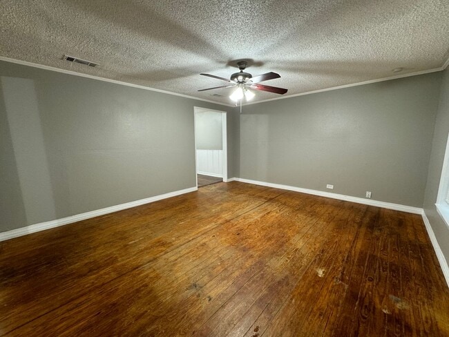 Building Photo - 5633 Highland Ave