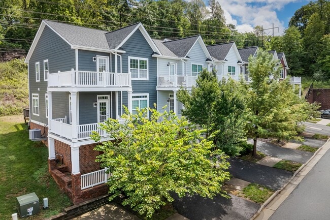 Building Photo - 2410 Winthrop Dr