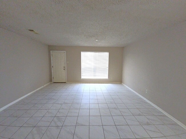 Building Photo - 15625 Weldon Dr