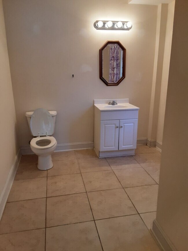 Building Photo - Townhouse Walking Distance to the Beach