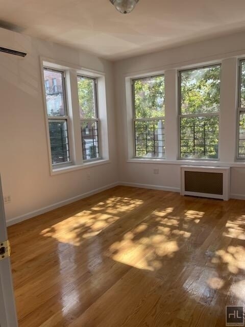 Foto del edificio - EAST 4 STREET