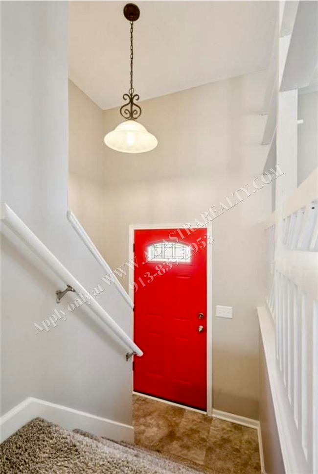 Building Photo - Adorable 3 Bed 2 Bath Duplex in Olathe-coming SOON!!