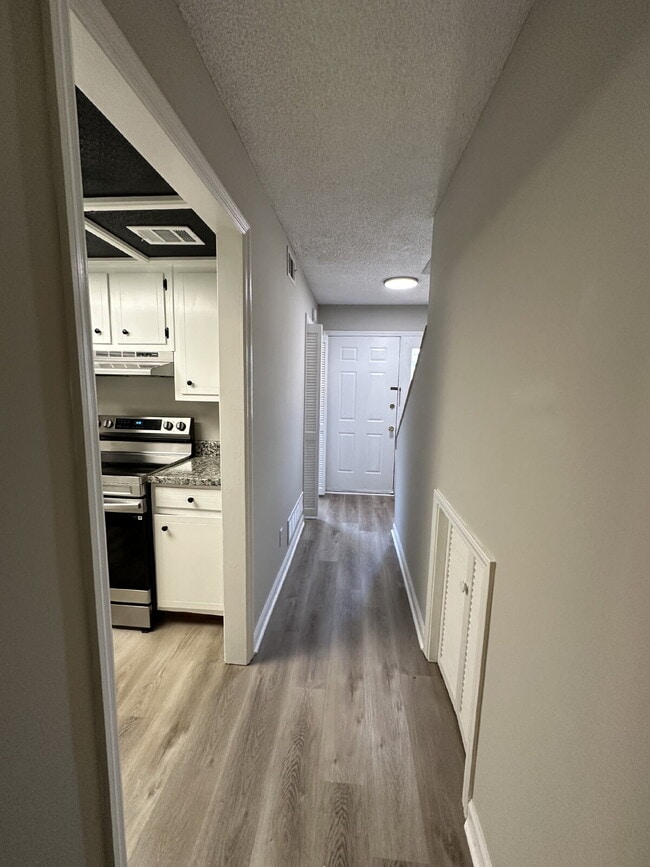 Building Photo - Charming 2 Bed 1.5 Bath!