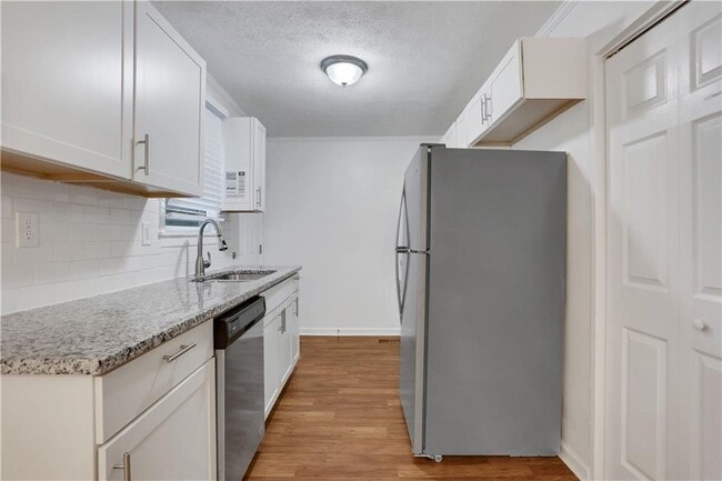 Building Photo - 1367 Kenilworth Dr SW