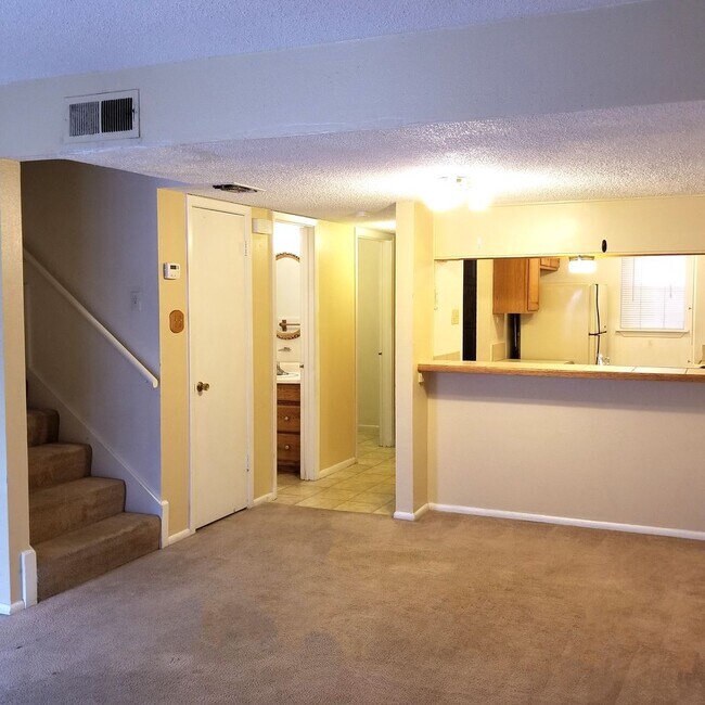 Building Photo - Fabulous 1022
