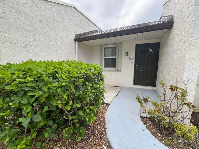 Building Photo - 208 Lake Constance Dr