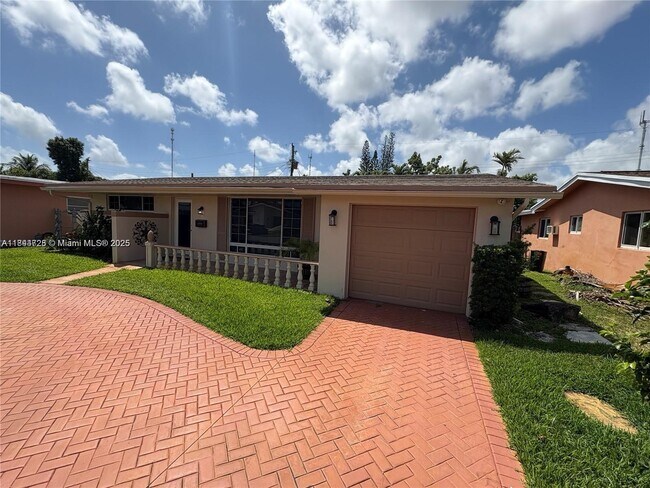 Foto del edificio - 6612 Dahlia Dr