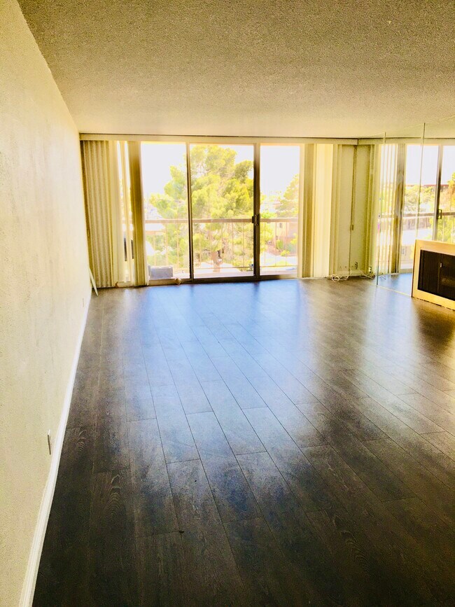 Building Photo - 730 S Royal Crest Cir