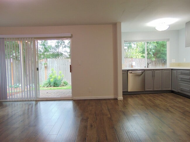 Foto del edificio - Spacious Condo Available Now in Great Loca...