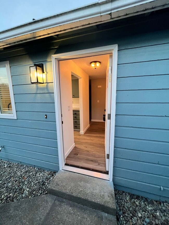 Foto del edificio - Duplex Must See Stunning Updated 2BR/1BA/1 car garage Avail. June 5th