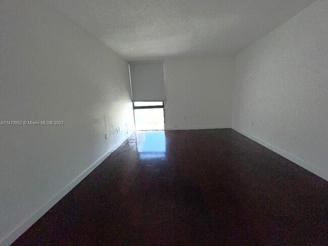 Foto del edificio - 3675 N Country Club Dr