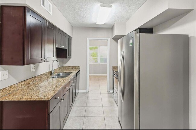 Foto del edificio - 12160 Croft Dr N