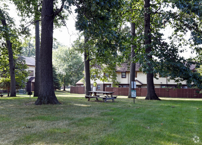 Building Photo - WoodRidge Apartments and Townhomes