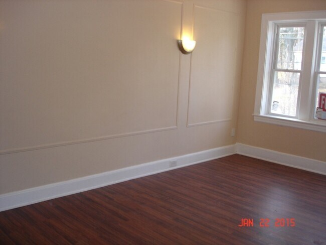 Building Photo - 134 S Valley Rd