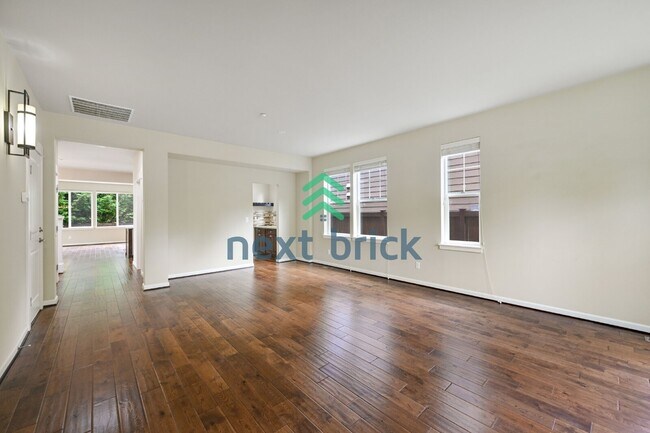 Foto del edificio - "Charming 4-Bedroom Retreat in Redmond: Spacious 2,540 Sq Ft Home with 2.5 Baths!"