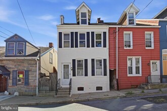 Building Photo - 624 Poplar St