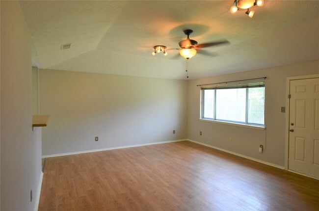 Foto del edificio - 24006 Merry Oaks Dr