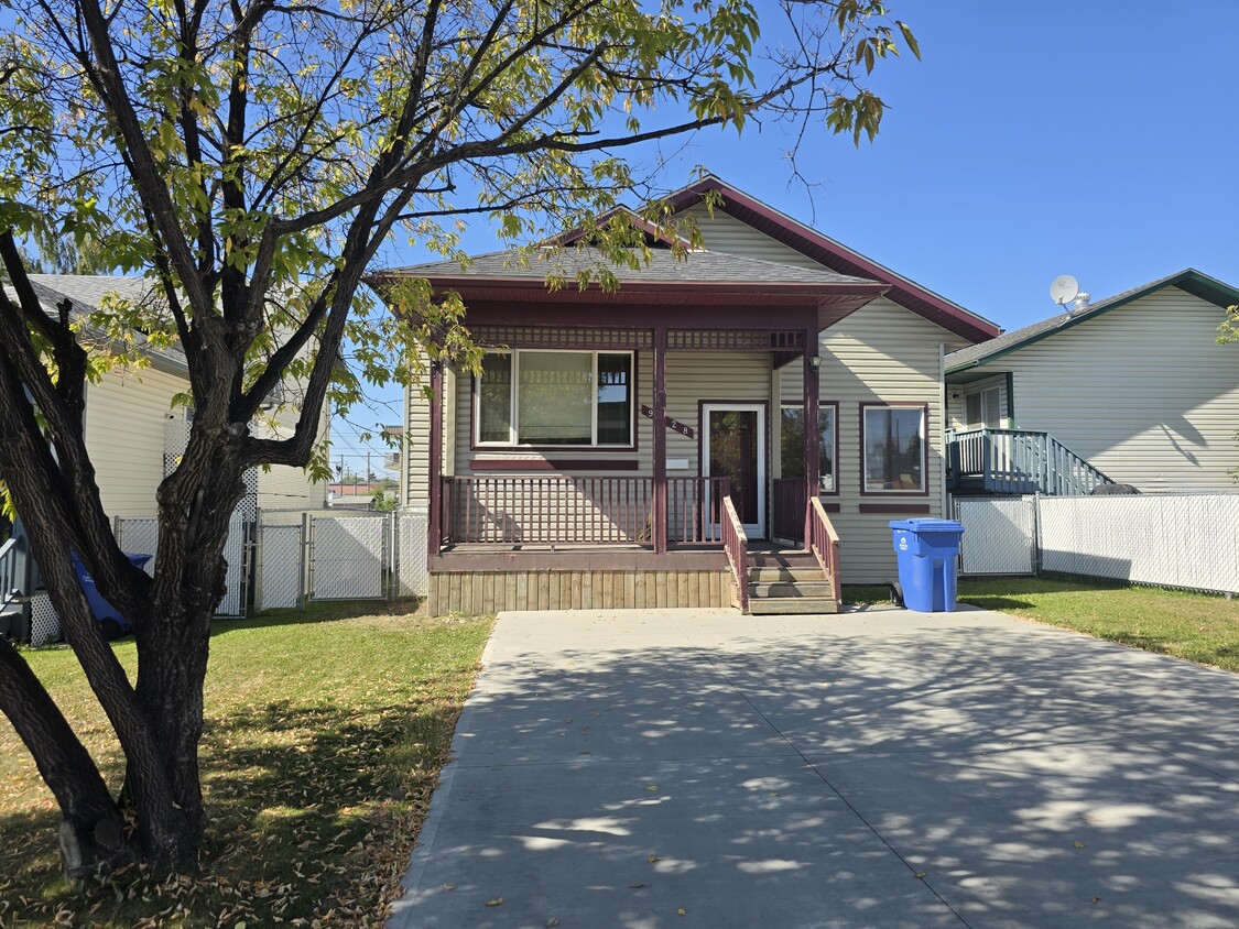 Primary Photo - 9628-9698 98 St