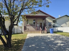 Building Photo - 9628-9698 98 St