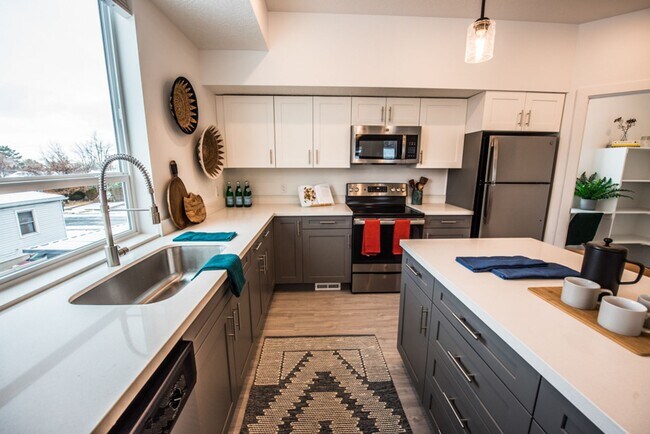 Foto del edificio - Summer Special! 4 Weeks Rent Free + $0 Down Deposit OAC | 3 Bed • 2.5 Bath Townhome in South Ogden