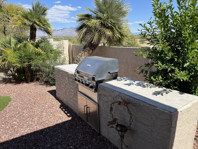 Foto del edificio - 9130 N Safflower Ln