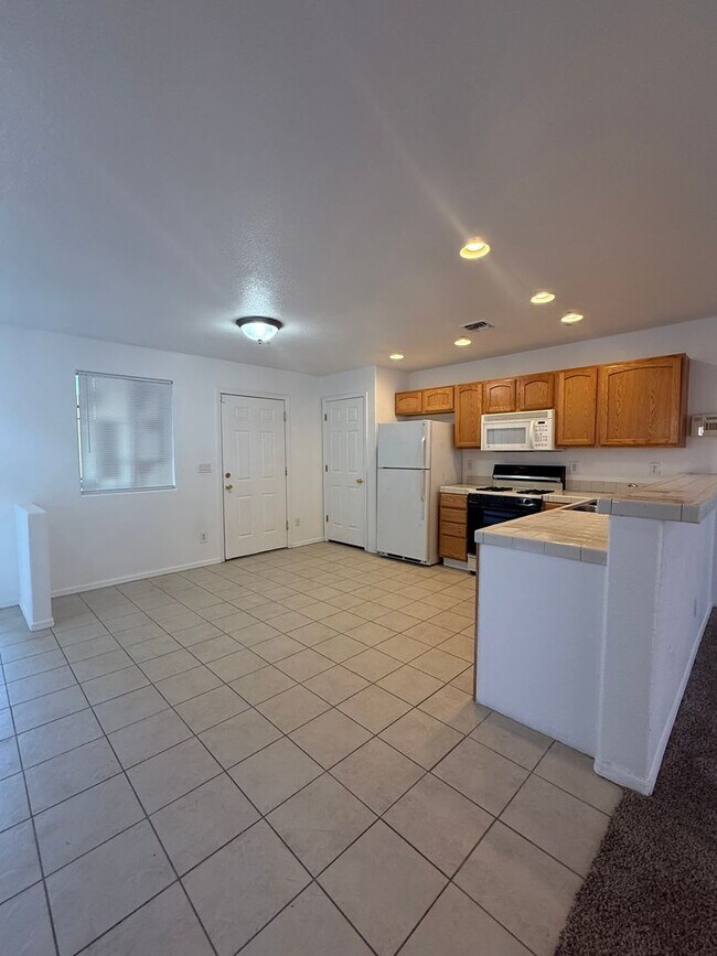Building Photo - Spacious 3 bedroom 2 bath