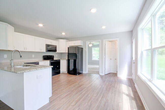 Foto del edificio - Two Story Duplex With Hardwood Flooring an...