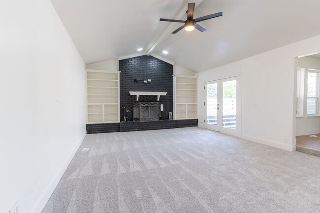 Building Photo - Beautifully Updated 3-Bedroom Home with Sp...