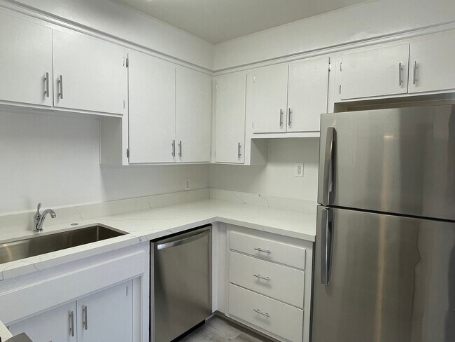 Foto del edificio - 8664 Falmouth Ave