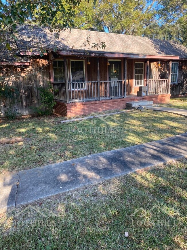 Building Photo - 3-Bedroom Duplex with Appliances Included ...