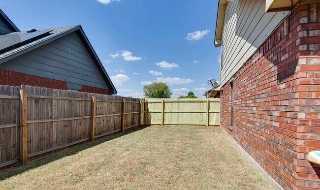 Building Photo - 3505 NE Buckingham Ln
