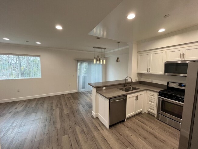 Building Photo - 14915 Roscoe Blvd