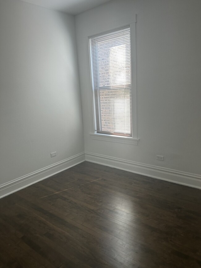 Building Photo - 4935 W Cullom Ave