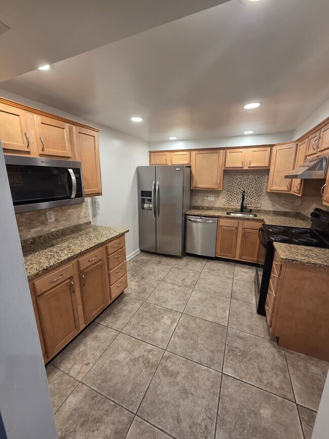 Foto del edificio - 8351 Canning Ter