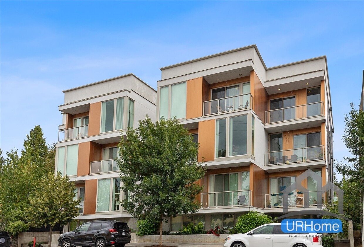 Foto principal - Modern 1- and 2-bedroom apartments await at Hollywood 12, right in the heart of Portlands Hollywo...